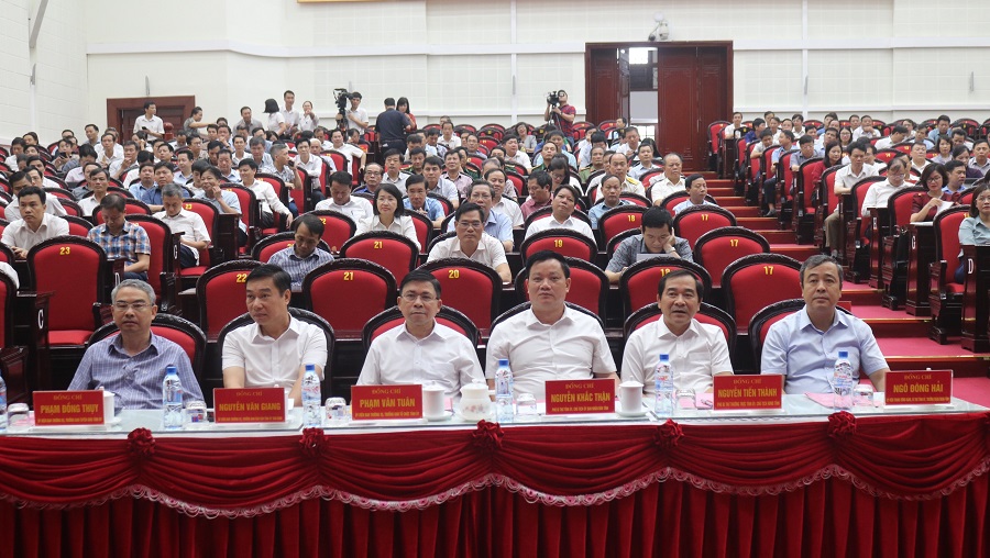 Các đồng chí lãnh đạo tỉnh và các học viên dự Lớp bồi dưỡng, cập nhật kiến thức.
