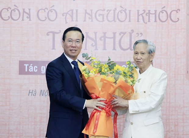 Chủ tịch nước Võ Văn Thưởng chúc mừng Nhà văn Võ Bá Cường. (Ảnh: Thống Nhất/TTXVN).