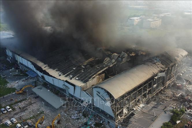 Khói bốc lên từ hiện trường vụ cháy nổ nhà máy ở Bình Đông, Đài Loan, Trung Quốc, ngày 23-9-2023. Ảnh: AFP/TTXVN