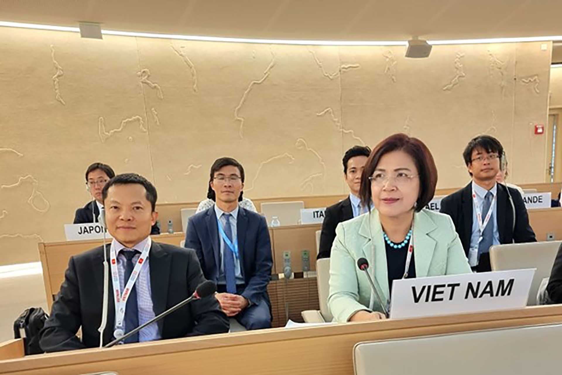 Đại sứ Lê Thị Tuyết Mai cùng các thành viên đoàn đại biểu Việt Nam tại Phiên thảo luận của Khóa họp 54 HĐNQ LHQ. (Nguồn: TTXVN)