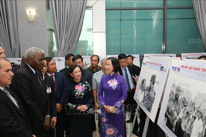 Đồng chí Trương Thị Mai và Đoàn Đại biểu Cấp cao hai nước tham quan 50 bức ảnh tư liệu quý tại Trưng bày ảnh