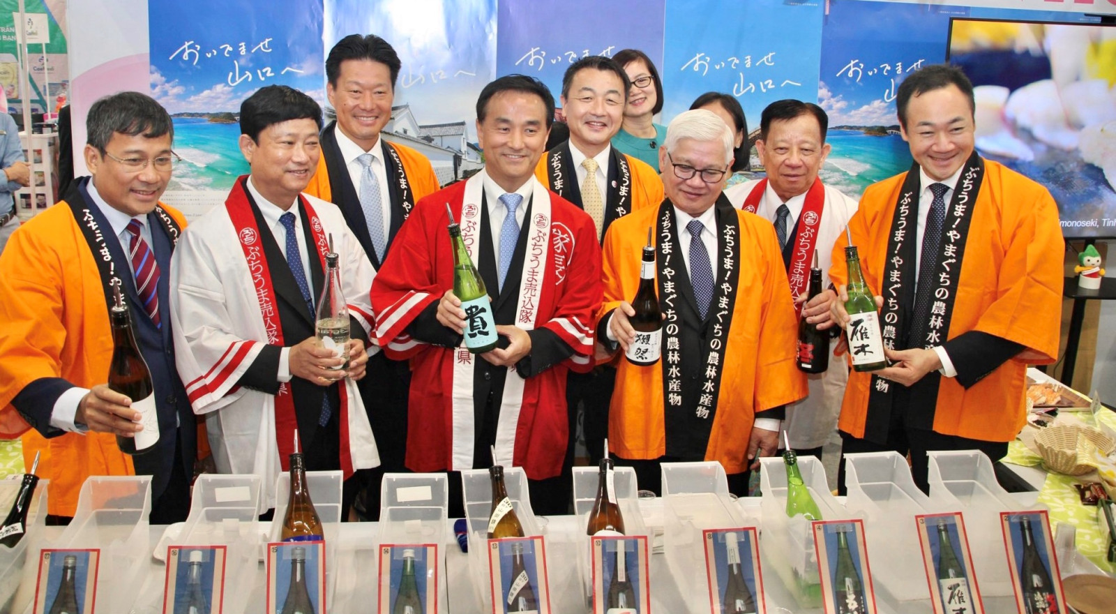Lãnh đạo tỉnh Bình Dương và lãnh đạo tỉnh Yamaguchi tại sự kiện “Gặp gỡ Nhật Bản 2023”, sự kiện do Bộ Ngoại giao, Đại sứ quán Nhật Bản tại Việt Nam, chính quyền tỉnh Yamaguchi và UBND tỉnh Bình Dương phối hợp tổ chức nhân kỷ niệm 50 năm thiết lập quan hệ ngoại giao Việt Nam - Nhật Bản.