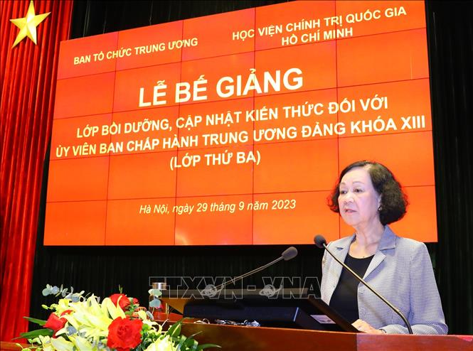 Đồng chí Trương Thị Mai, Thường trực Ban Bí thư, Trưởng Ban Tổ chức Trung ương phát biểu chỉ đạo và bế giảng lớp học.
