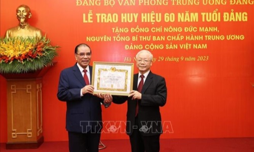 Tổng Bí thư Nguyễn Phú Trọng trao Huy hiệu 60 năm tuổi đảng tặng nguyên Tổng Bí thư Nông Đức Mạnh