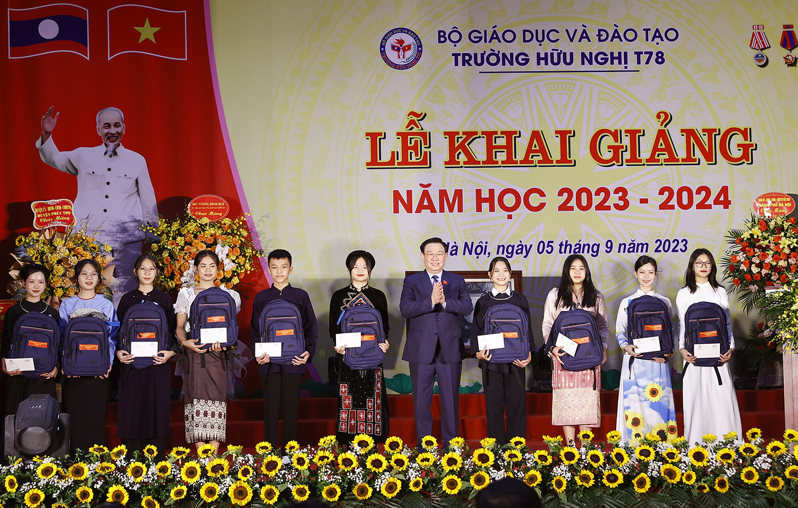 Chủ tịch Quốc hội Vương Đình Huệ tặng quà các học sinh tiêu biểu.