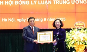 Thường trực Ban Bí thư, Trưởng Ban Tổ chức Trung ương Trương Thị Mai trao Huy hiệu  40 năm tuổi đảng tặng GS, TS. Nguyễn Xuân Thắng