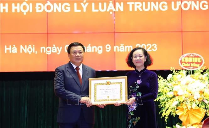 Thường trực Ban Bí thư, Trưởng Ban Tổ chức Trung ương Trương Thị Mai trao Huy hiệu 40 năm tuổi Đảng tặng đồng chí Nguyễn Xuân Thắng.