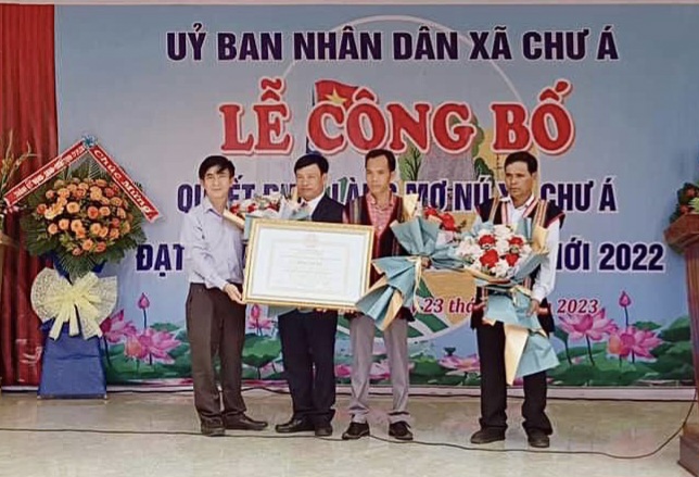 Ông Y Hăng (ngoài cùng bên phải) cùng lãnh đạo làng nhận
Bằng công nhận Làng Mơ Nú đạt chuẩn NTM năm 2023.