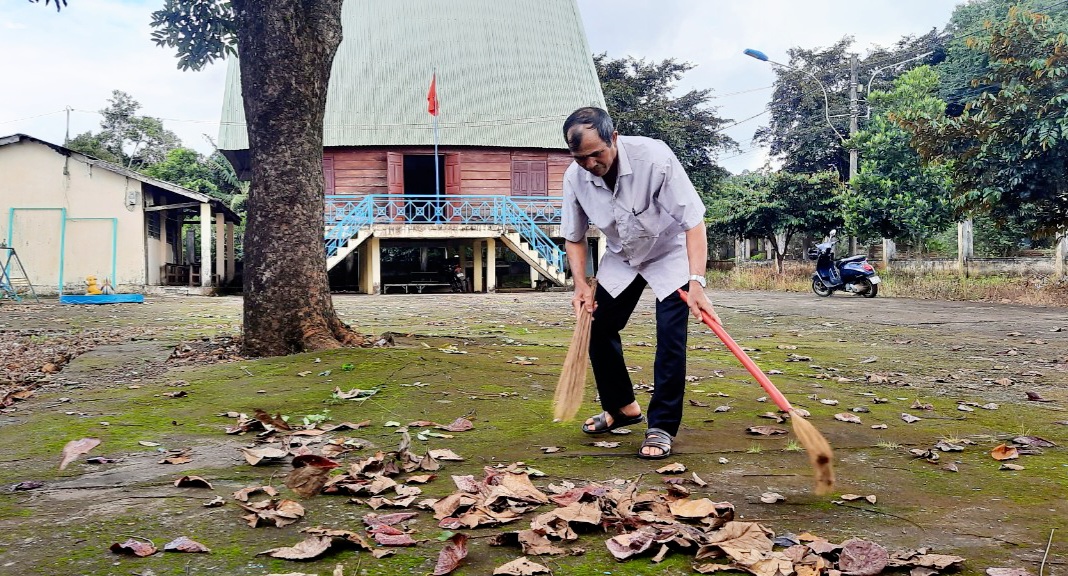 Đối với ông Rcơm Hội, đã là người cán bộ của dân thì dù việc nhỏ hay lớn cũng đều phải làm hết sức mình để phục vụ bà con.