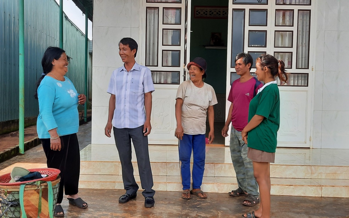 Anh Puih Byup (thứ hai, trái sang) tích cực tuyên truyền, vận động người dân cải tạo vườn tạp, chuyển đổi cơ cấu cây trồng, vật nuôi, áp dụng khoa học kỹ thuật vào sản xuất.