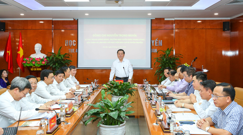 Đồng chí Nguyễn Trọng Nghĩa, Bí thư Trung ương Đảng, Trưởng Ban Tuyên giáo Trung ương phát biểu chỉ đạo tại buổi làm việc.