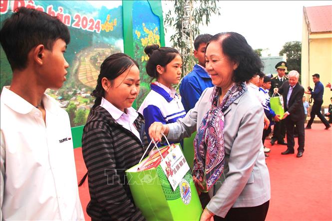 Thường trực Ban Bí thư, Trưởng Ban Tổ chức Trung ương Trương Thị Mai tặng quà chúc Tết nhân dân biên giới xã Dân Hóa, huyện Minh Hóa, Quảng Bình. Ảnh: Võ Dung/TTXVN