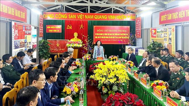 Thường trực Ban Bí thư, Trưởng Ban Tổ chức Trung ương Trương Thị Mai thăm, chúc Tết cán bộ, chiến sỹ Đồn Biên phòng Cửa khẩu quốc tế Cha Lo (Quảng Bình). Ảnh: Võ Dung/TTXVN
