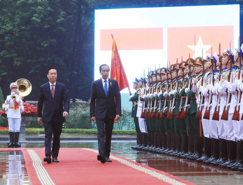 Chủ tịch nước Võ Văn Thưởng và Tổng thống Cộng hòa Indonesia Joko Widodo duyệt Đội danh dự Quân đội Nhân dân Việt Nam. (Ảnh: Thống Nhất/TTXVN).