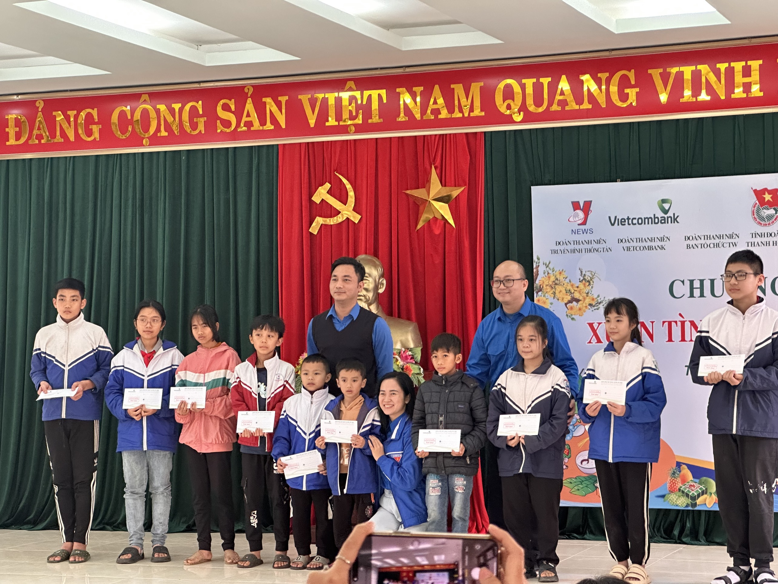 Đồng chí Nguyễn Văn Hòa, Phó Bí thư Đoàn Thanh niên cơ quan Ban Tổ chức Trung ương trao tặng các suất học bổng cho trẻ em có hoàn cảnh khó khăn tại huyện Yên Định