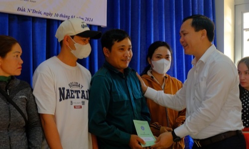 Trao tặng sổ BHXH, thẻ BHYT cho người dân có hoàn cảnh khó khăn và mang Tết ấm đến với người nghèo Xuân Giáp Thìn