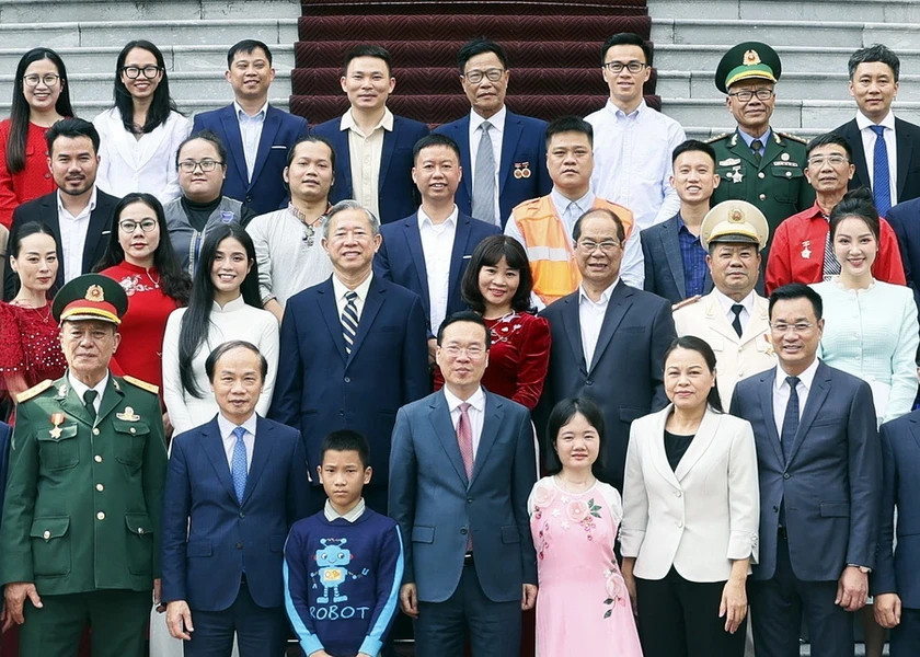 Chủ tịch nước Võ Văn Thưởng với đại biểu trong chương trình “Việc tử tế” của Đài Truyền hình Việt Nam. Ảnh: Thống Nhất/TTXVN.