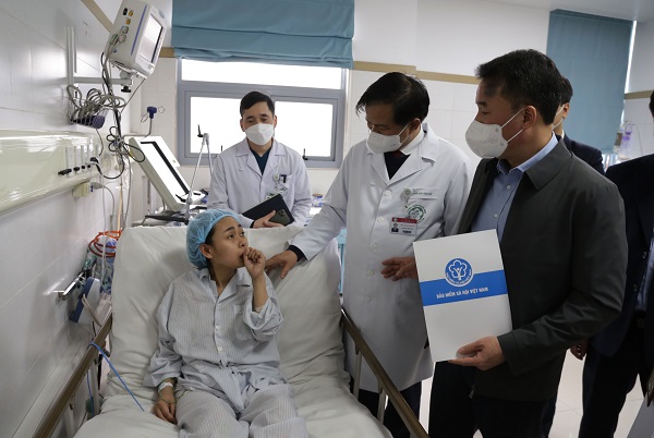 Tổng Giám đốc BHXH Việt Nam Nguyễn Thế Mạnh thăm hỏi người bệnh, thị sát công tác KCB BHYT tại một số bệnh viện trên cả nước.