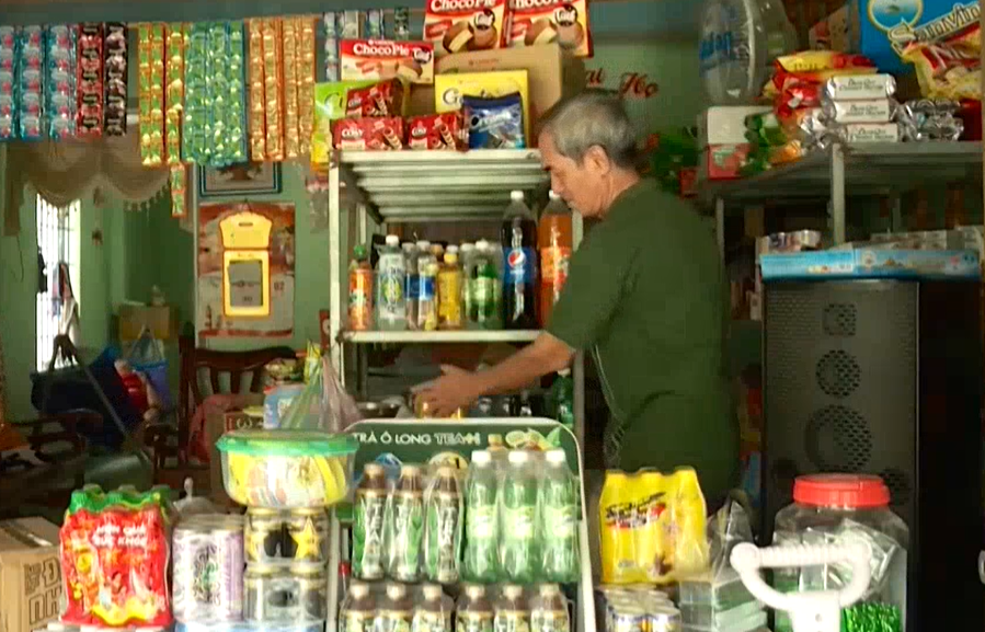Lương hưu và nguồn thu nhập từ cửa hàng tạp hóa là khoản tiền mà bao người già ở vùng nông thôn nơi ông Ẩn sinh sống hằng mơ ước để mong tuổi già được thảnh thơi, an nhàn.