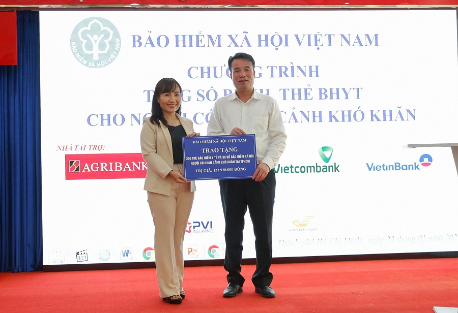 Tổng Giám đốc Nguyễn Thế Mạnh trao tặng 30 sổ BHXH, 200 thẻ BHYT đến dại diện Hội Liên hiệp Phụ nữ TP.Hồ Chí Minh