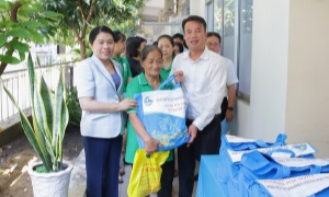 Lãnh đạo ngành BHXH Việt Nam: Tặng sổ BHXH, thẻ BHYT và quà cho bệnh nhân nghèo tại TP. Hồ Chí Minh và tỉnh Bà Rịa - Vũng Tàu