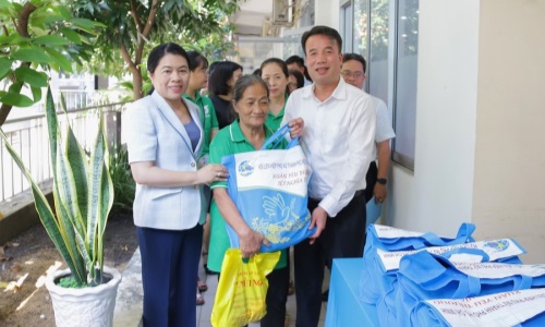 Lãnh đạo ngành BHXH Việt Nam: Tặng sổ BHXH, thẻ BHYT và quà cho bệnh nhân nghèo tại TP. Hồ Chí Minh và tỉnh Bà Rịa - Vũng Tàu