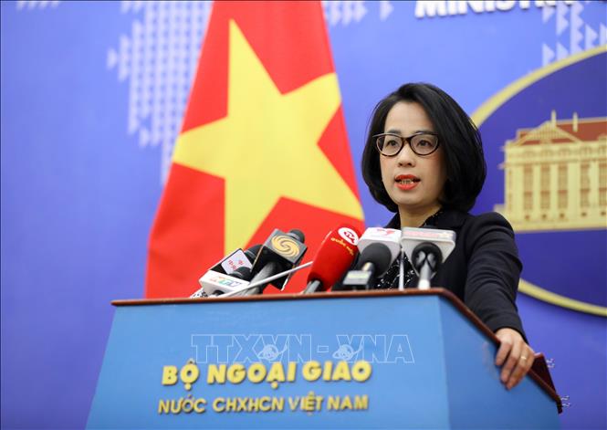 Người Phát ngôn Bộ Ngoại giao Phạm Thu Hằng trả lời các câu hỏi của các cơ quan báo chí. Ảnh: TTXVN