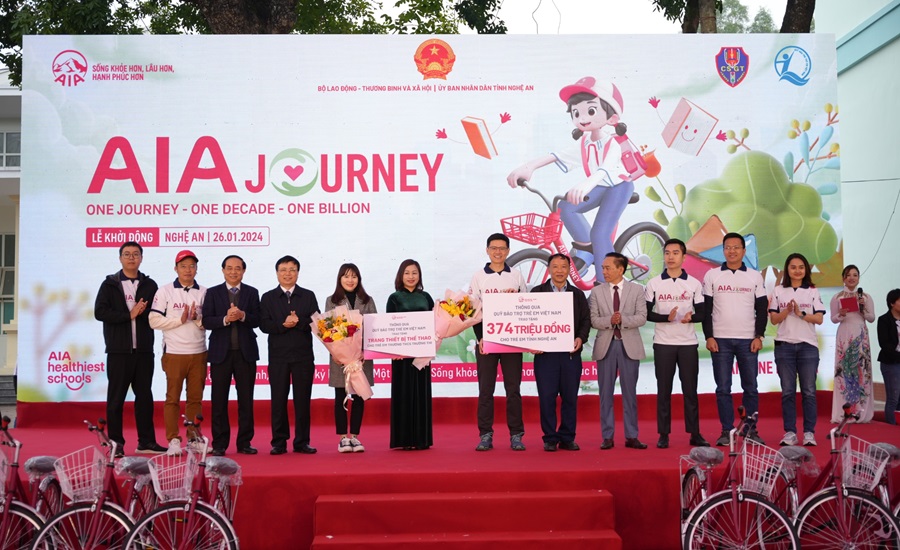 AIA Việt Nam trao tặng xe đạp cho các em học sinh trong Chương trình Hành trình cuộc sống.