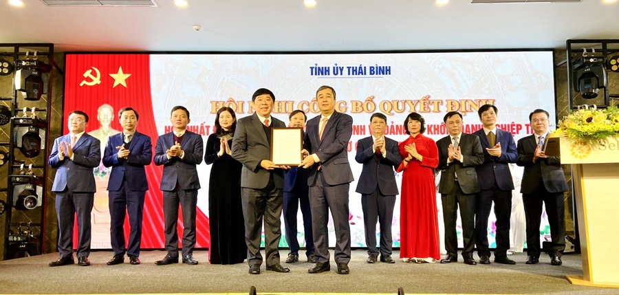 Đồng chí Bí thư Tỉnh ủy, Trưởng đoàn đại biểu Quốc hội tỉnh trao Quyết định của Ban Thường vụ Tỉnh ủy và tặng qua chúc mừng Đảng bộ Khối các cơ quan và Doanh nghiệp tỉnh.