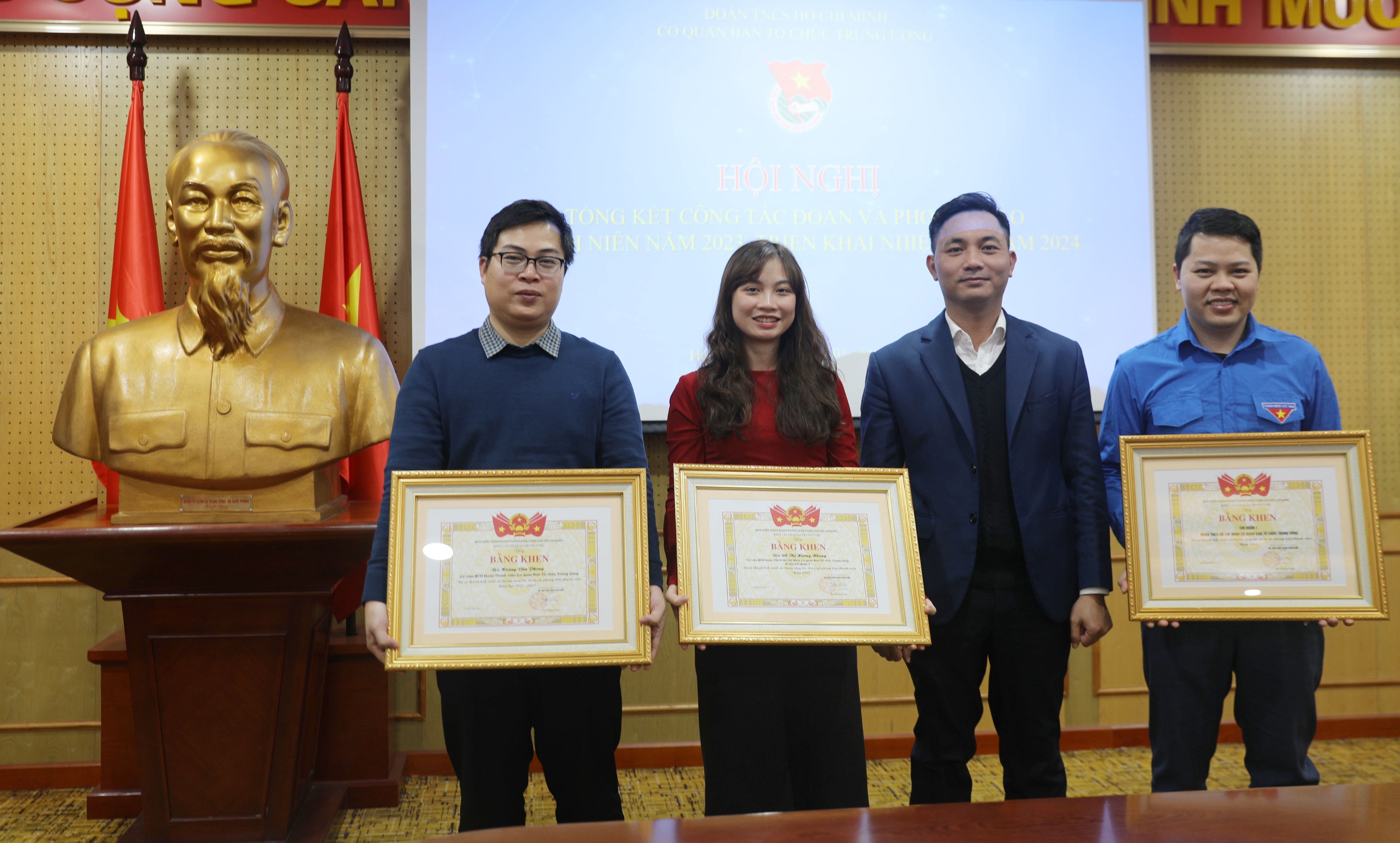 Đ/c Nguyễn Văn Hòa, Phó Bí thư Đoàn Thanh niên cơ quan trao bằng khen cho các tập thể, cá nhân có thành tích xuất sắc trong năm 2023.