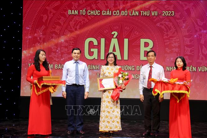 Ban tổ chức trao giải cho các tác giả, nhóm tác giả đoạt Giải B.