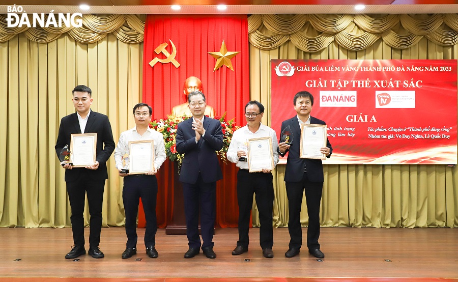 Bí thư Thành ủy Nguyễn Văn Quảng (giữa) trao giải Tập thể xuất sắc cho Báo Đà Nẵng và Đài Phát thanh - Truyền hình thành phố và Giải A cho 2 cá nhân.