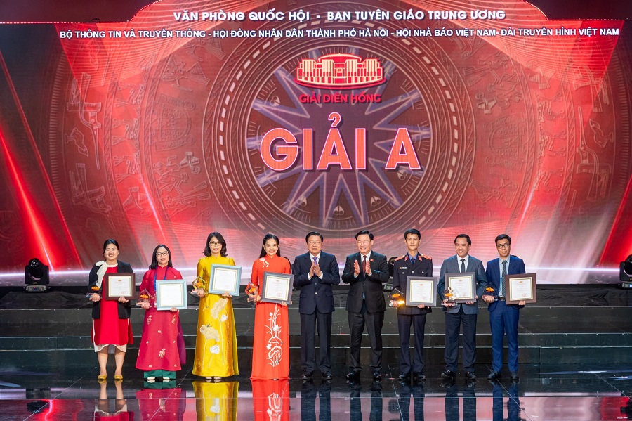Chủ tịch Quốc hội Vương Đình Huệ và Trưởng Ban Nội chính Trung ương Phan Đình Trạc trao giải A cho các tác giả, nhóm tác giả đoạt giải.