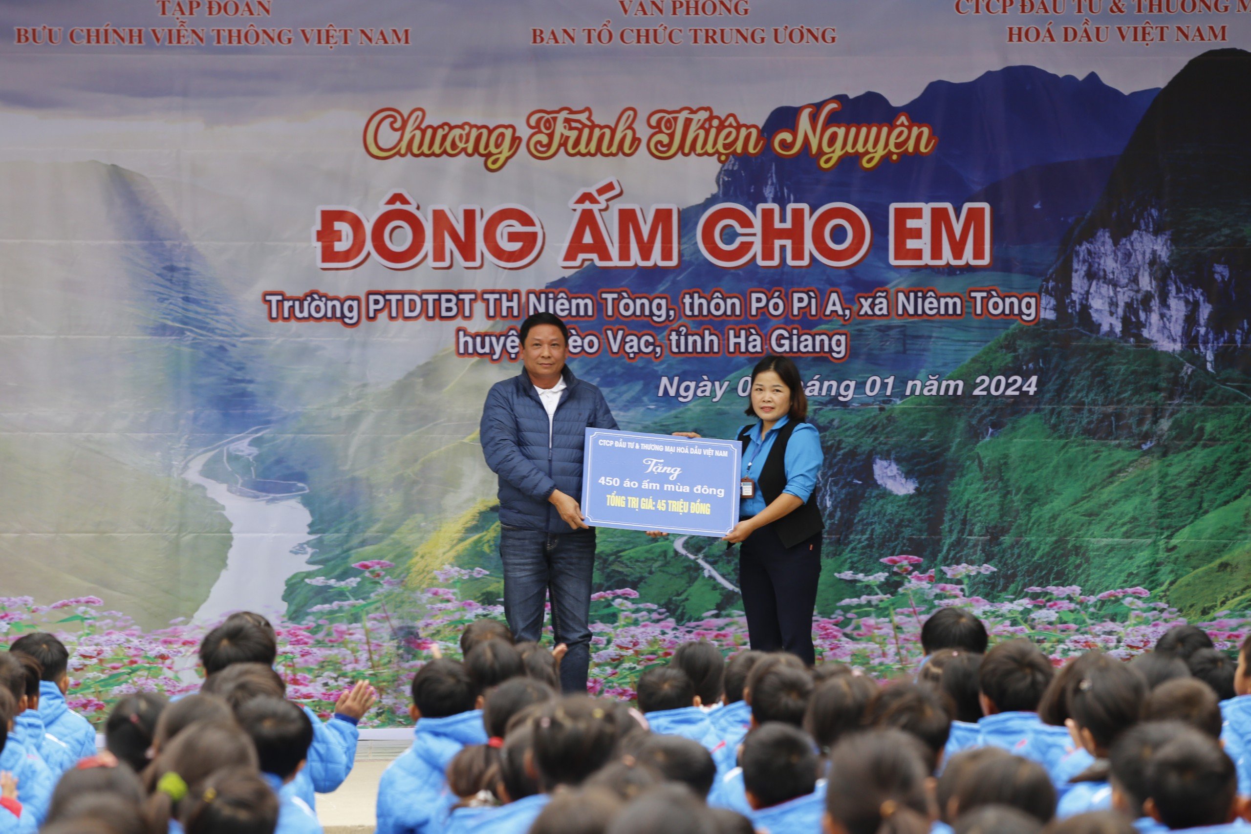 Đ/c Lê Ngọc Hoan, Phó Chánh Văn phòng Ban Tổ chức Trung ương trao quà cho đại diện nhà trường.