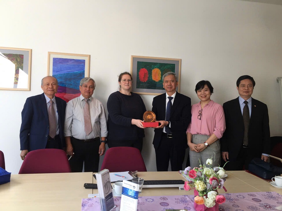 TS. Phan Văn Hùng, Phó chủ tịch Hội Người cao tuổi Việt Nam, Trưởng Đoàn công tác, tặng Biểu trưng Hội Người cao tuổi Việt Nam cho đơn vị đào tào kĩ năng cho người cao tuổi tại Berlin, Đức.