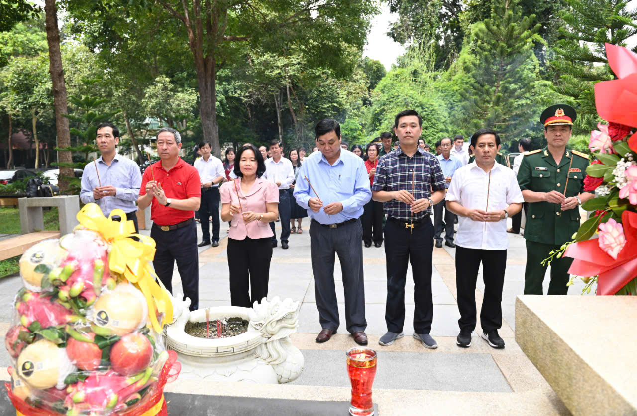 Đoàn dâng hương tại Khu di tích Ban Tổ Trung ương Cục miền Nam