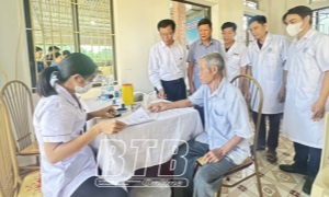 Tư vấn sức khỏe, khám bệnh, cấp thuốc miễn phí cho người dân
