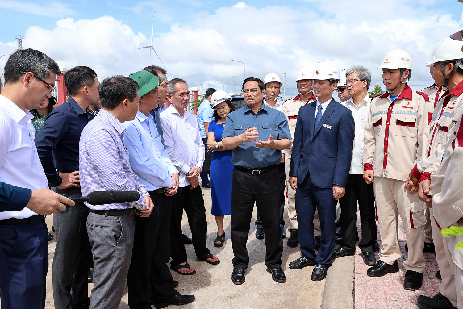 Thủ tướng Chính phủ Phạm Minh Chính trao đổi với đội ngũ kỹ sư, chủ đầu tư khi đi khảo sát dự án điện gió Hòa Bình tại xã Vĩnh Thịnh, huyện Hòa Bình, tỉnh Bạc Liêu.