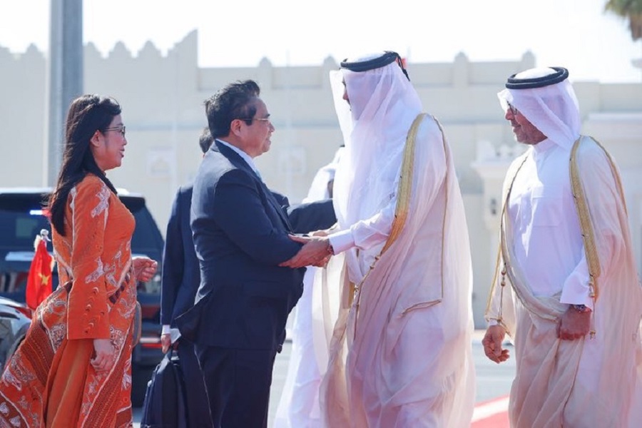 Tiễn Thủ tướng và Đoàn tại sân bay có Quốc vụ khanh Qatar Ahmed bin Mohammed Al Sayed; Vụ trưởng Vụ Lễ tân, Bộ Ngoại giao Qatar. Ảnh: VGP/Nhật Bắc.
