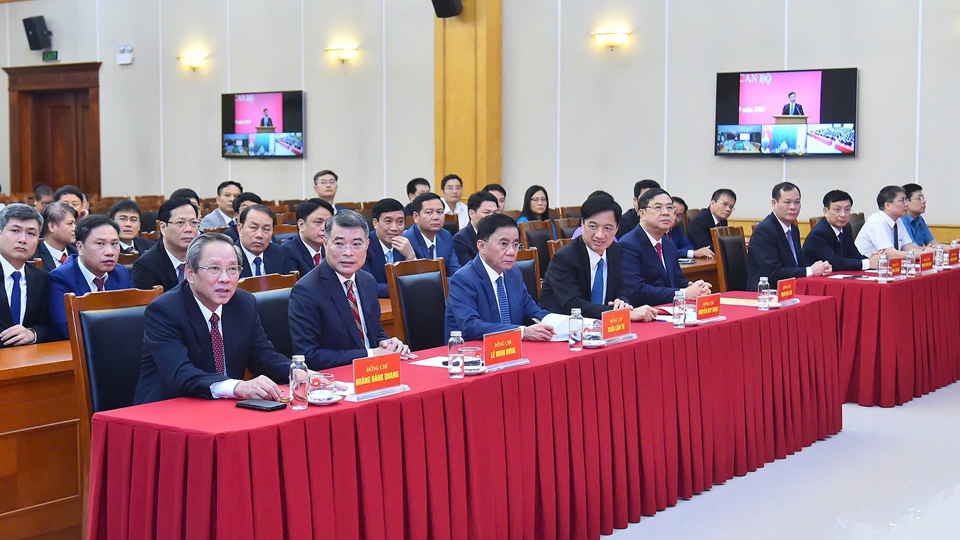 Các đồng chí lãnh đạo Đảng và lãnh đạo tỉnh Nam Định dự Hội nghị công bố Quyết định của Bộ Chính trị.
