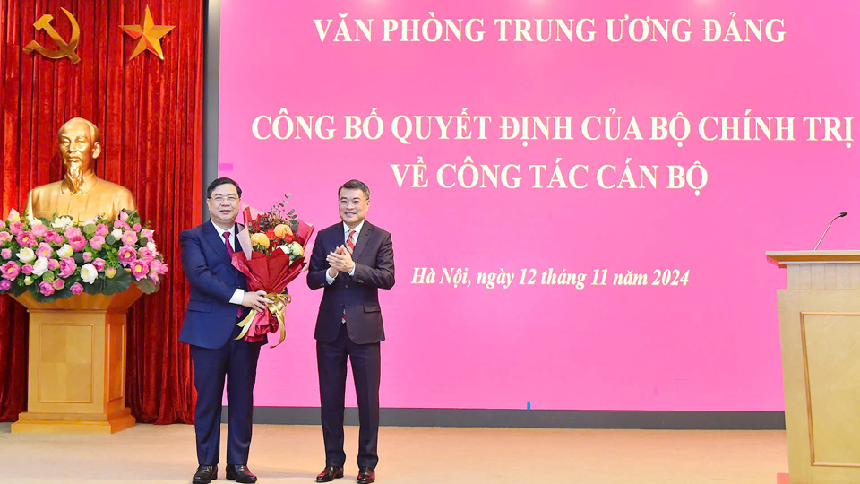 Đồng chí Lê Minh Hưng, Ủy viên Bộ Chính trị, Bí thư Trung ương Đảng, Trưởng Ban Tổ chức Trung ương chúc mừng đồng chí Phạm Gia Túc.