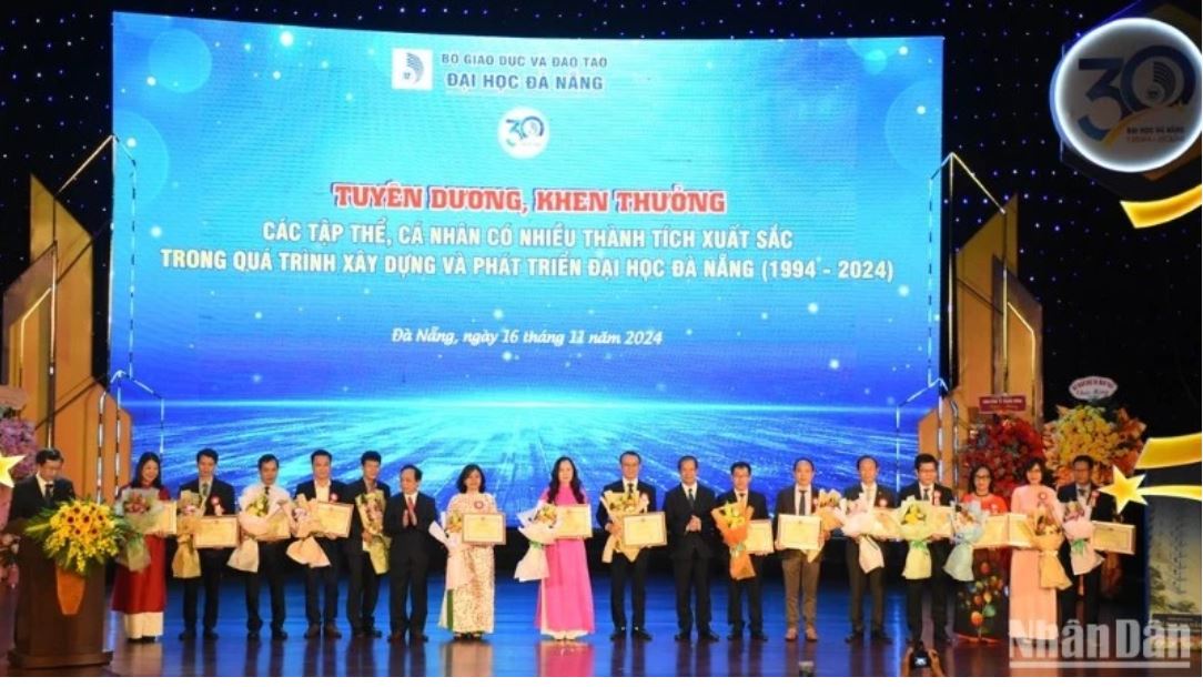 Các tập thể, cá nhân có thành tích xuất sắc được nhận Bằng khen của Bộ Giáo dục và Đào tạo. (Ảnh: ANH ĐÀO)