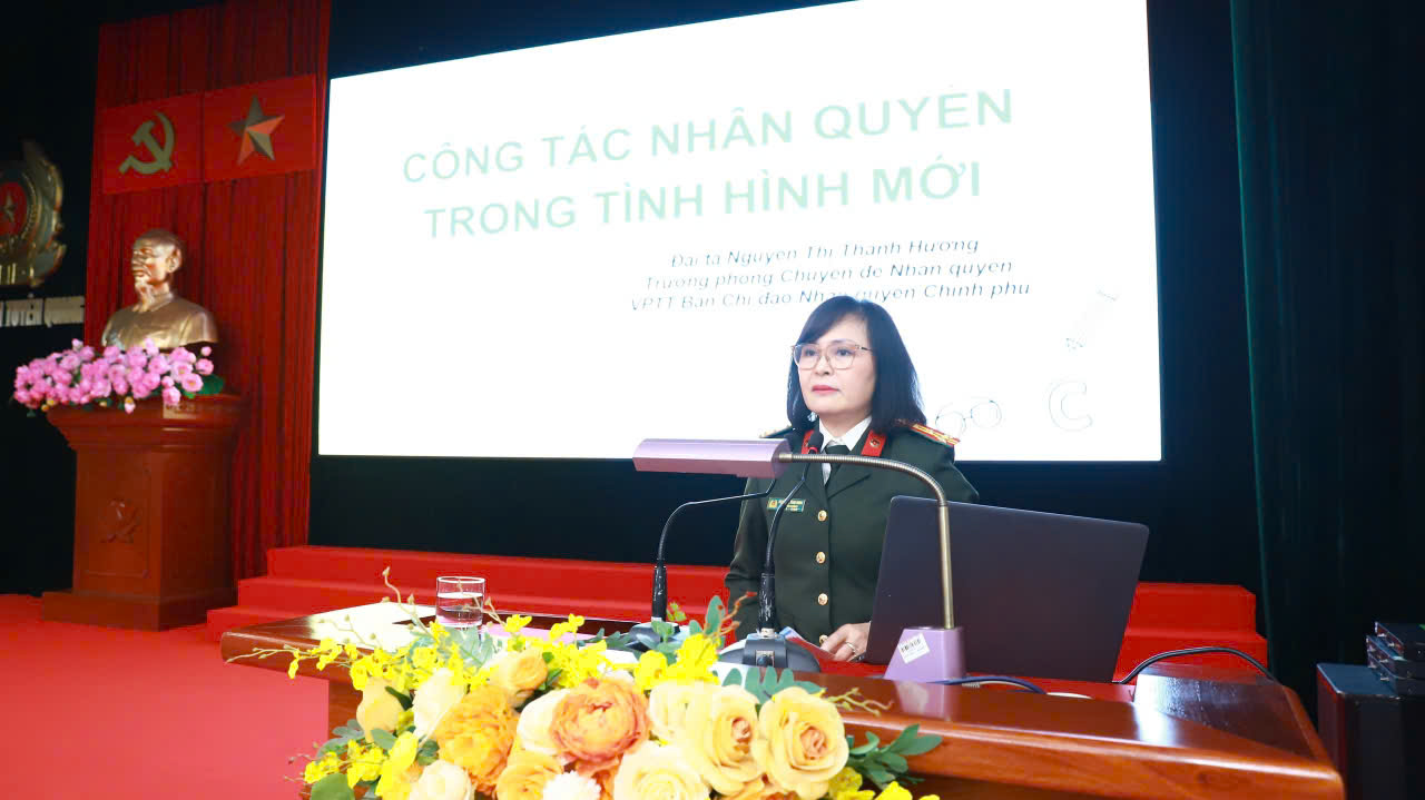 Đại tá Nguyễn Thị Thanh Hương, Trưởng phòng Chuyên đề Nhân quyền, Văn phòng Thường trực về Nhân quyền Chính phủ, báo cáo viên Hội nghị