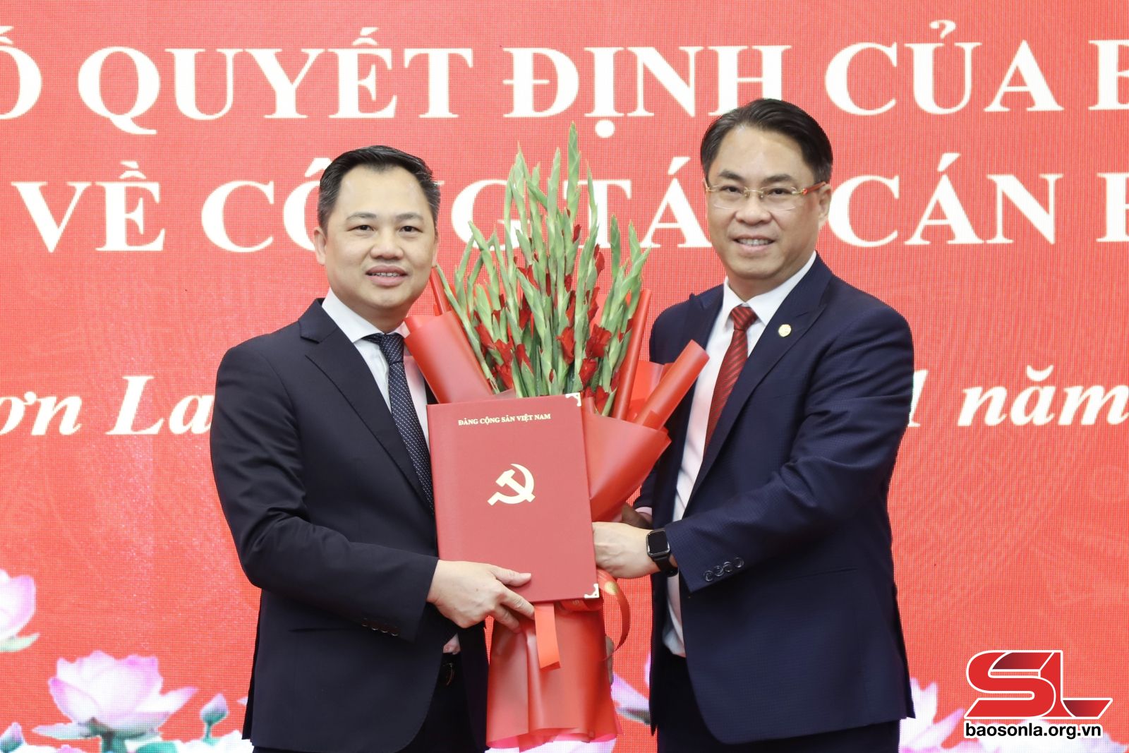 Đồng chí Phan Thăng An, Phó Trưởng Ban Tổ chức Trung ương trao quyết định và tặng hoa chúc mừng đồng chí Nguyễn Đình Việt.