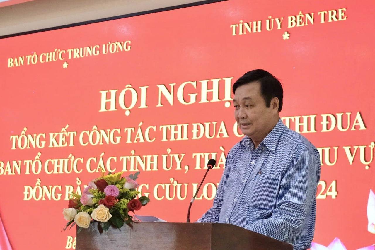 Đồng chí Nguyễn Minh Tuấn, Phó Vụ trưởng Vụ Địa phương III, Ban Tổ chức Trung ương phát biểu tại hội nghị.