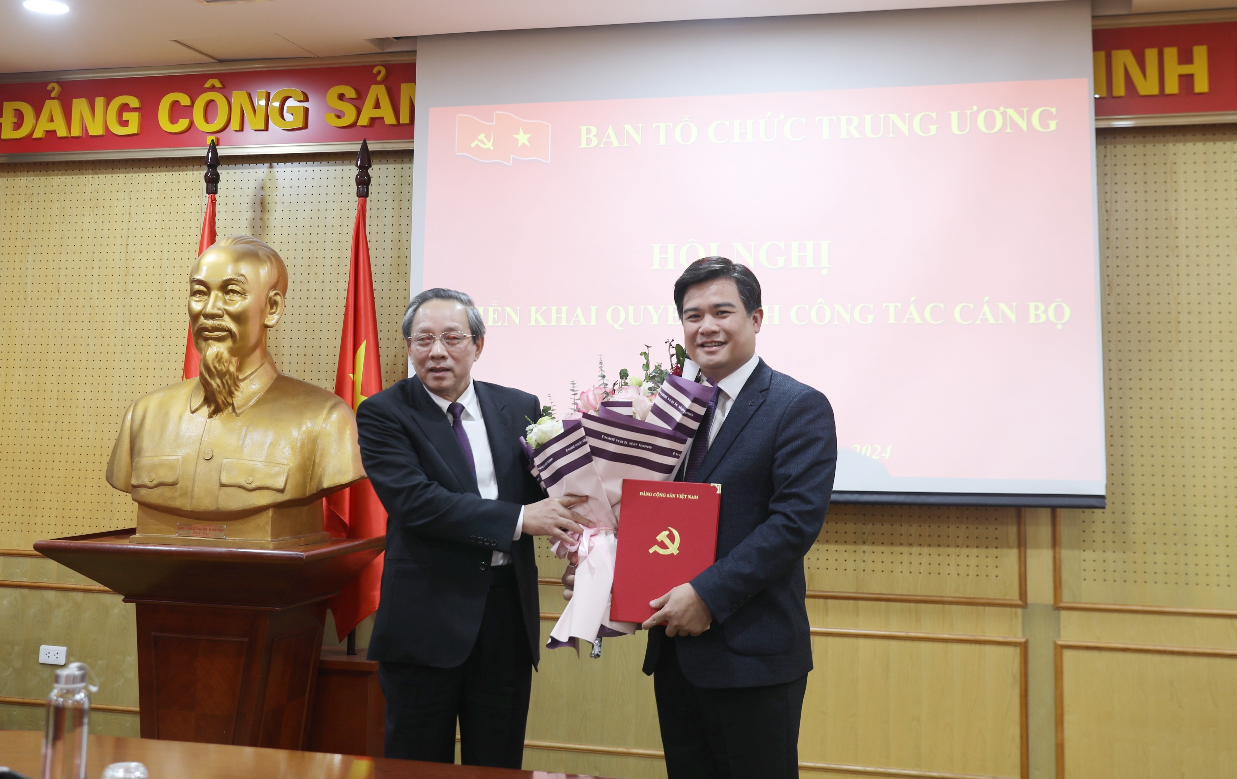 Phó Trưởng ban Hoàng Đăng Quang trao quyết định và tặng hoa chúc mừng đồng chí Trần Viết Cường.
