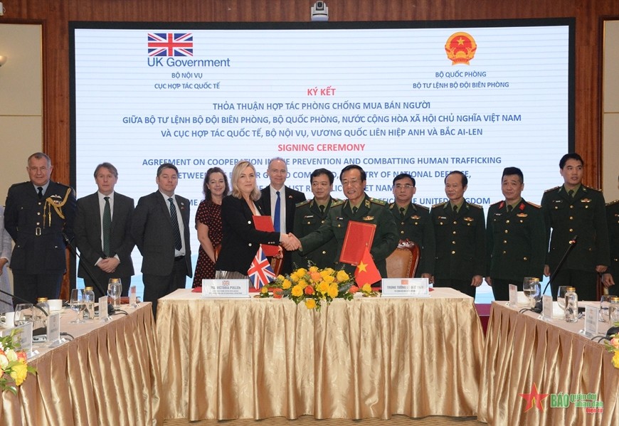 Việt Nam-Anh ký thỏa thuận hợp tác trong đấu tranh phòng, chống mua bán người. (Ảnh: QĐND)