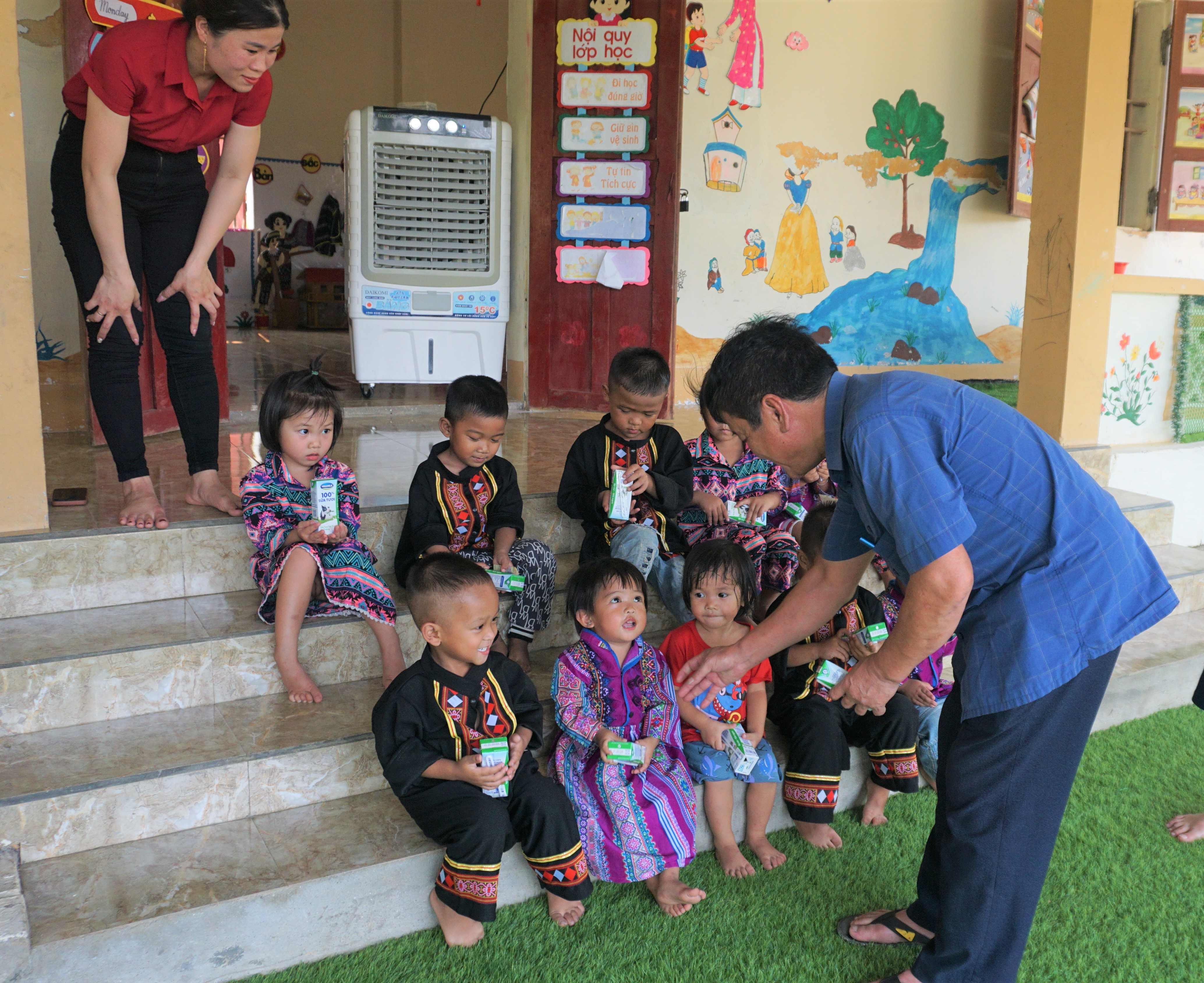 Trao kinh phí hỗ trợ đảm bảo bữa ăn dinh dưỡng cho trẻ em dân tộc Chứt đang học tại Trường Mầm non Hương Liên, điểm Bản Rào Tre, huyện Hương Khê, tỉnh Hà Tĩnh