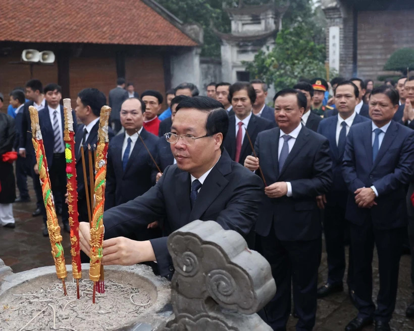 Chủ tịch nước Võ Văn Thưởng dâng hương tại Di tích Quốc gia Đặc biệt Cổ Loa. (Ảnh: Thống Nhất/TTXVN).