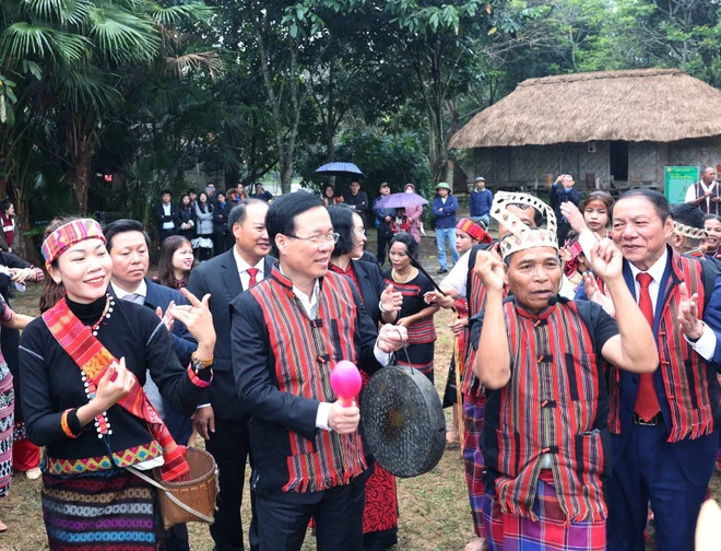Chủ tịch nước Võ Văn Thưởng tham dự Lễ hội trỉa lúa của đồng bào dân tộc Bru-Vân Kiều. (Ảnh: Thống Nhất/TTXVN).